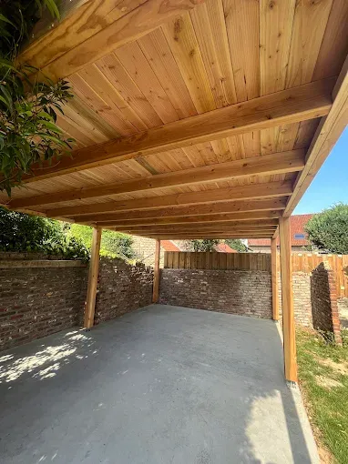 Op maat gemaakte houten overkapping in een tuin bij een woning in regio Maastricht.