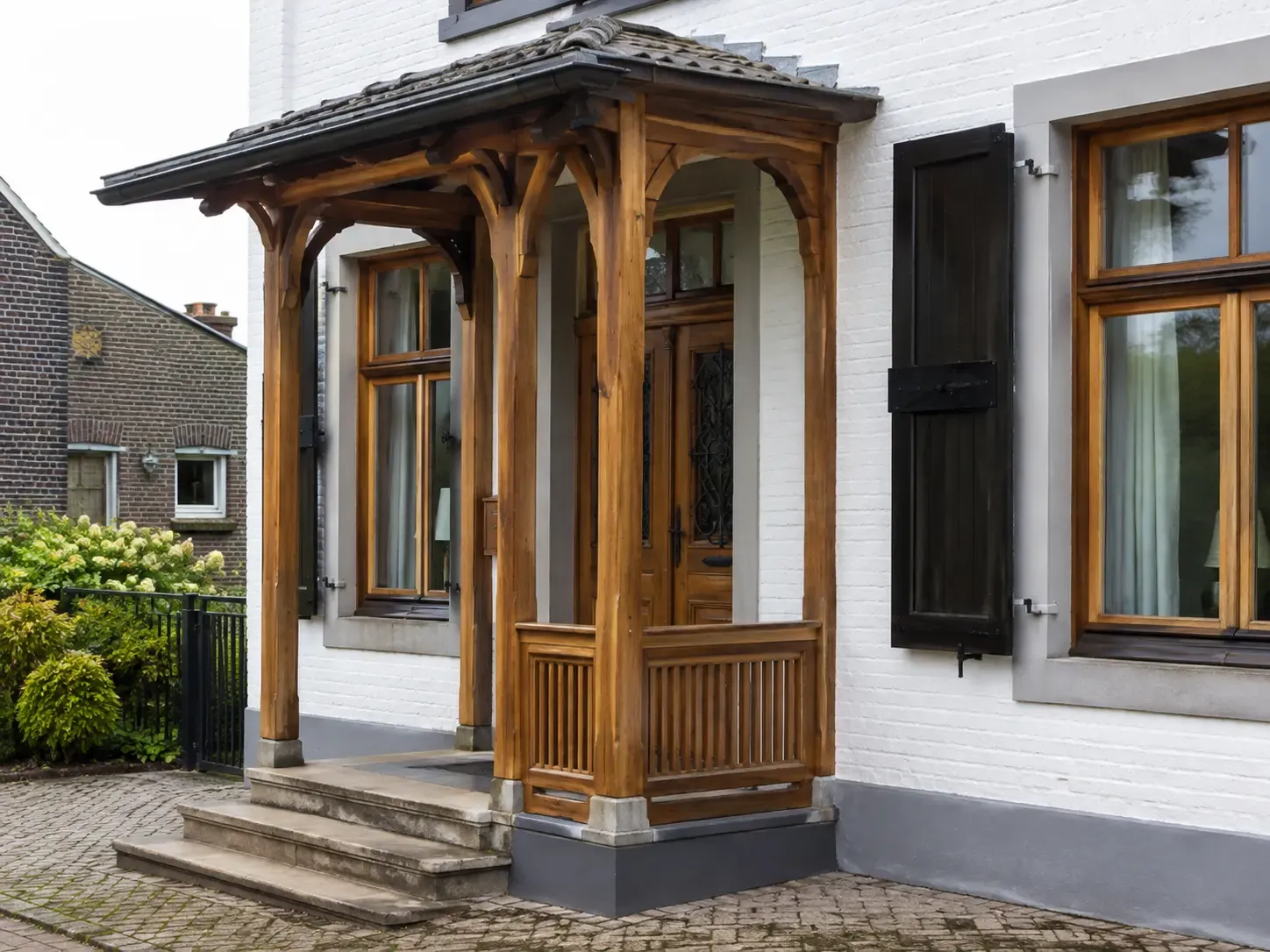 Gerestaureerd houten buitenwerk aan een karakteristieke woning.