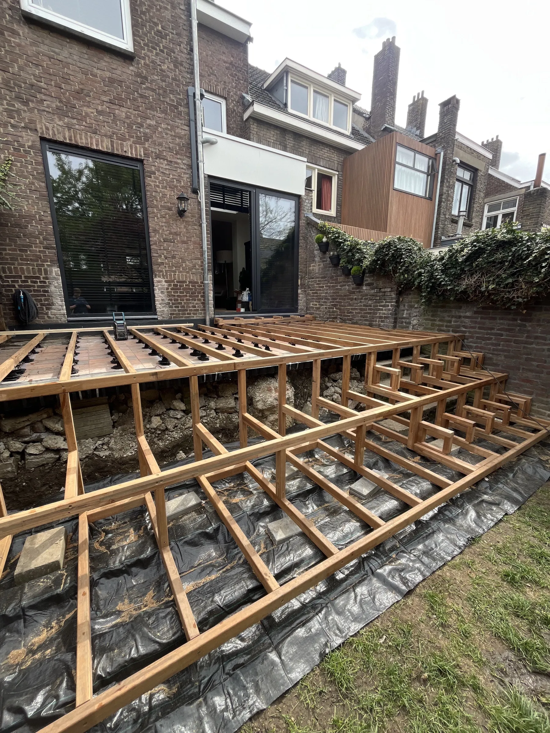 Houten onderconstructie tijdens de bouw van het vlonderterras.