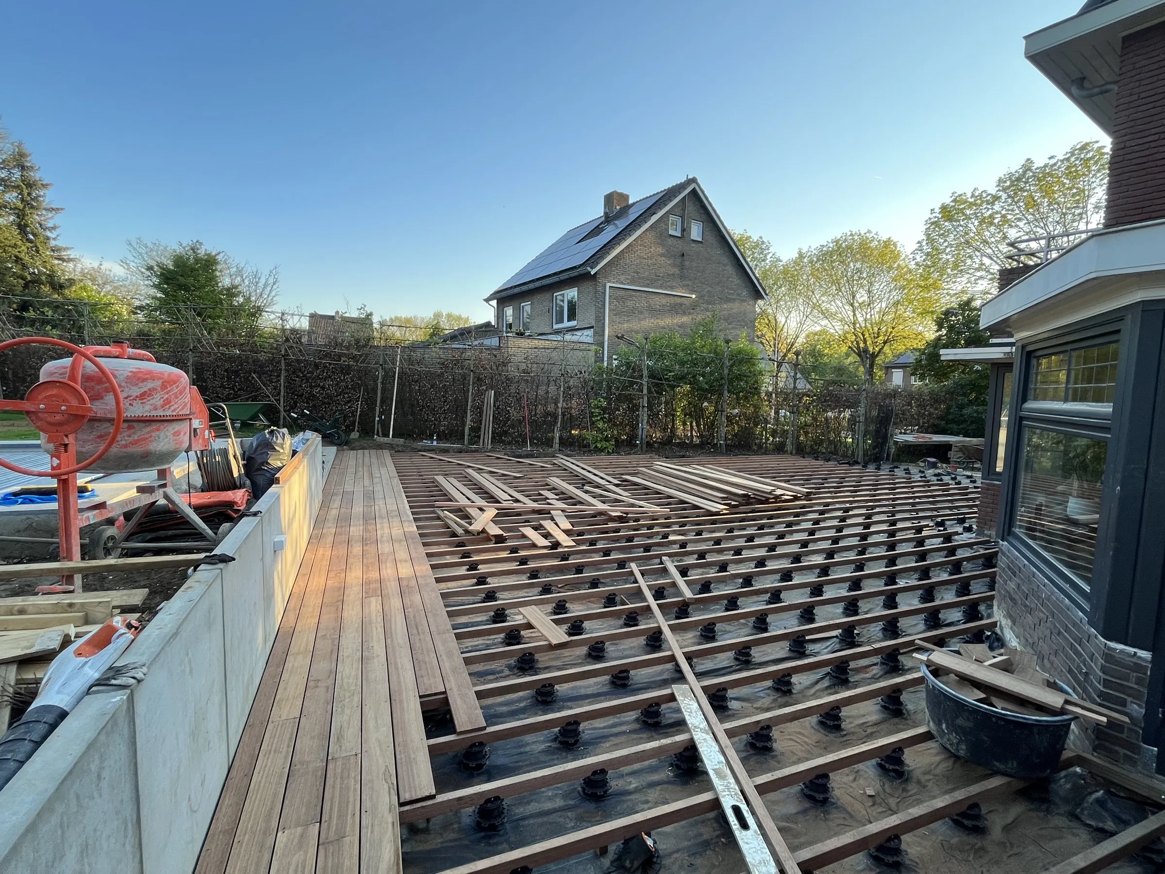 Onderconstructie tijdens de aanleg van een grote zwembadvlonder.