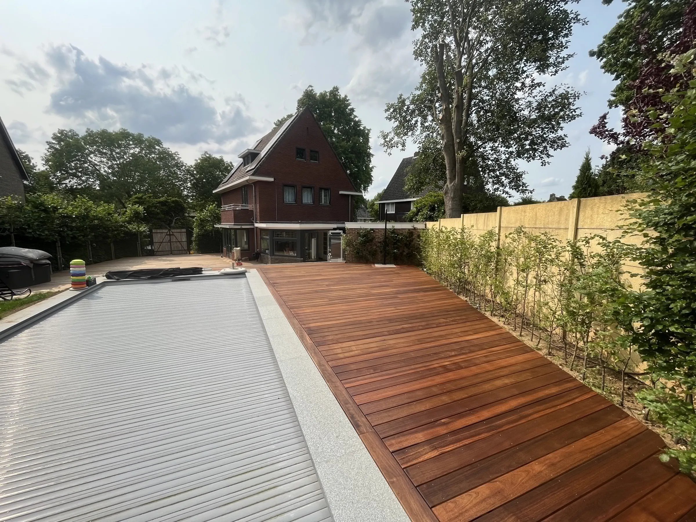 Royale maatwerk vlonder rondom een buitenzwembad.